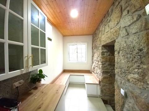 Venda de Moradia T3 Térrea em pedra isolada, remodelada, em Vila Verde