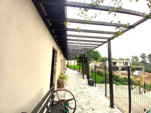 Venda de Moradia T3 Térrea em pedra isolada, remodelada, em Vila Verde