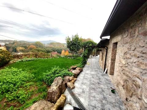 Venda de Moradia T3 Térrea em pedra isolada, remodelada, em Vila Verde