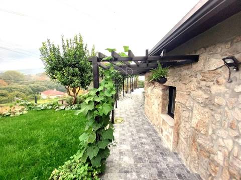 Venda de Moradia T3 Térrea em pedra isolada, remodelada, em Vila Verde