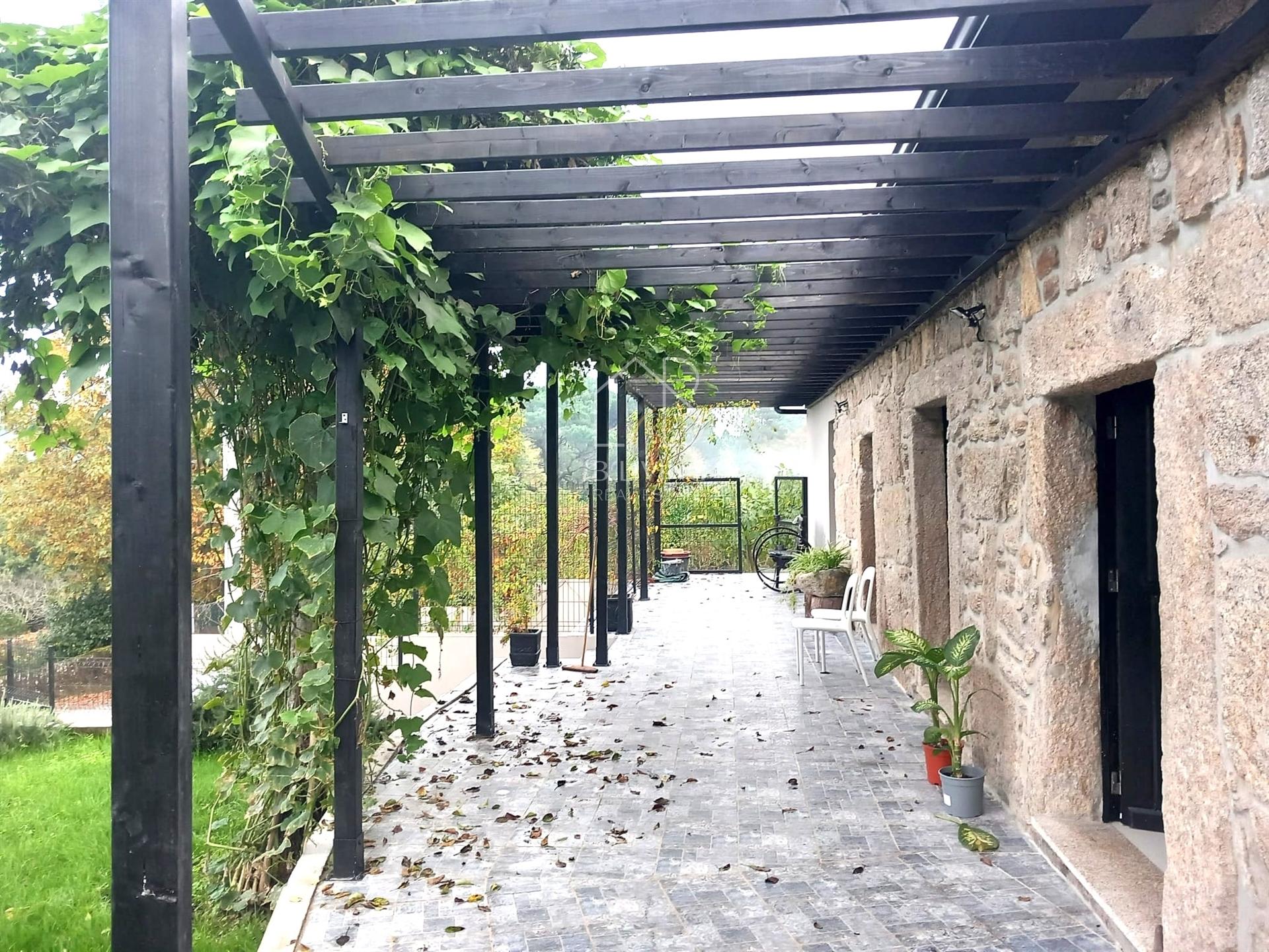 Venda de Moradia T3 Térrea em pedra isolada, remodelada, em Vila Verde