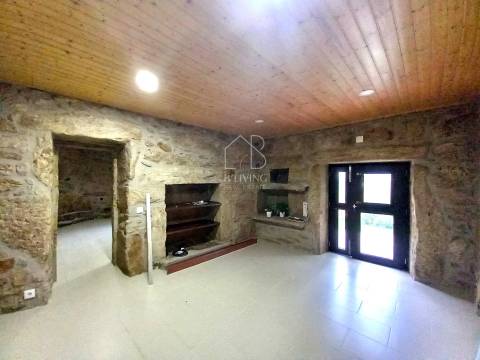 Venda de Moradia T3 Térrea em pedra isolada, remodelada, em Vila Verde