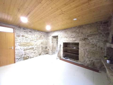 Venda de Moradia T3 Térrea em pedra isolada, remodelada, em Vila Verde