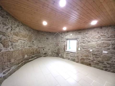 Venda de Moradia T3 Térrea em pedra isolada, remodelada, em Vila Verde