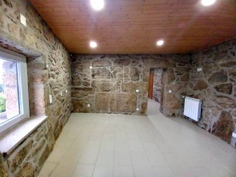 Venda de Moradia T3 Térrea em pedra isolada, remodelada, em Vila Verde