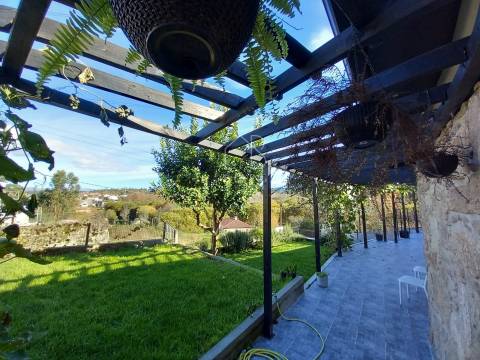 Venda de Moradia T3 Térrea em pedra isolada, remodelada, em Vila Verde