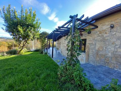 Venda de Moradia T3 Térrea em pedra isolada, remodelada, em Vila Verde