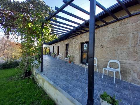 Venda de Moradia T3 Térrea em pedra isolada, remodelada, em Vila Verde
