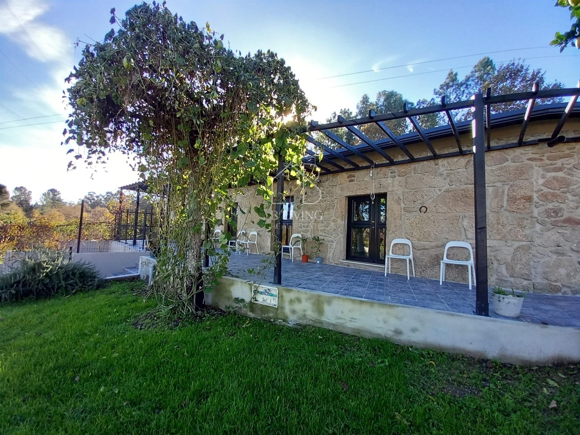 Venda de Moradia T3 Térrea em pedra isolada, remodelada, em Vila Verde