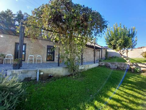 Venda de Moradia T3 Térrea em pedra isolada, remodelada, em Vila Verde