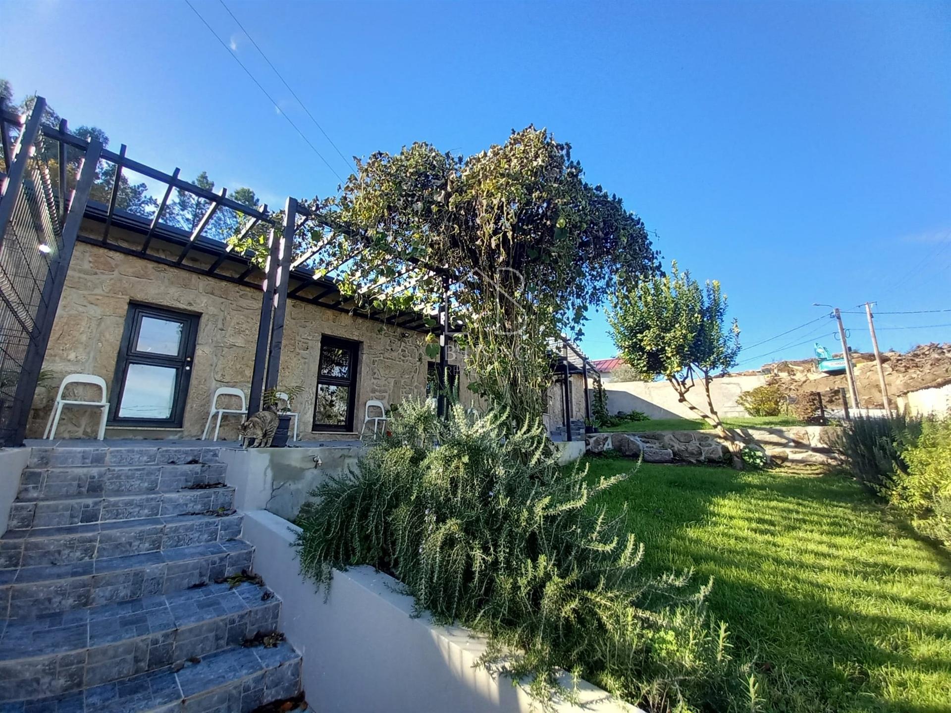 Venda de Moradia T3 Térrea em pedra isolada, remodelada, em Vila Verde