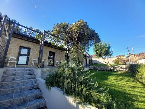 Venda de Moradia T3 Térrea em pedra isolada, remodelada, em Vila Verde