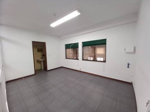 Pavilhão Comercial/Industrial para Venda – Zona Industrial das Sete Fontes, Braga