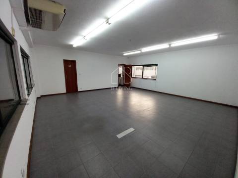 Pavilhão Comercial/Industrial para Venda – Zona Industrial das Sete Fontes, Braga