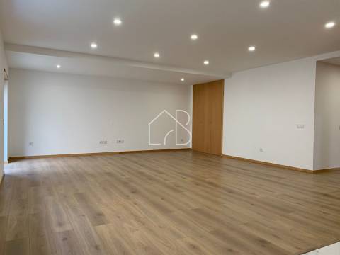 Venda de T4 remodelado no centro de Braga, para investimento!