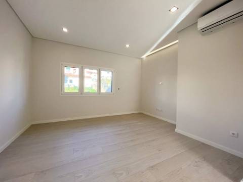 Moradia Geminada T5 Venda em Póvoa de Santa Iria e Forte da Casa,Vila Franca de Xira