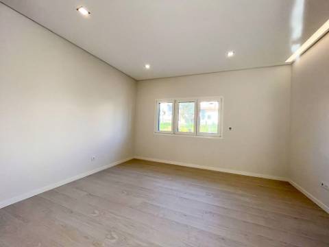 Moradia Geminada T5 Venda em Póvoa de Santa Iria e Forte da Casa,Vila Franca de Xira