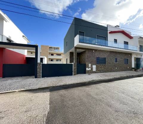 Moradia Geminada T5 Venda em Póvoa de Santa Iria e Forte da Casa,Vila Franca de Xira