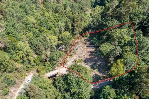 Moradia em pedra para recuperar no Parque Nacional da Peneda Gerês