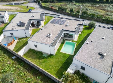 Moradia individual T3+1 térrea em Lago, Amares