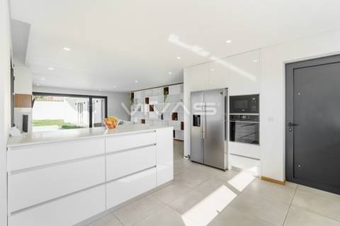 Moradia individual T3+1 térrea em Lago, Amares