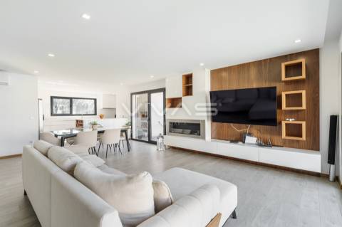 Moradia individual T3+1 térrea em Lago, Amares