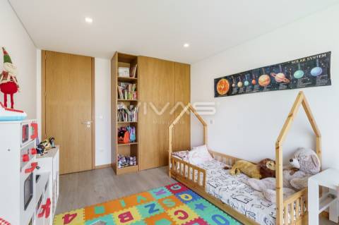 Moradia individual T3+1 térrea em Lago, Amares