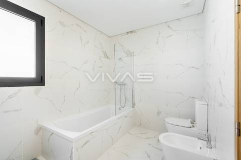 Moradia individual T3+1 térrea em Lago, Amares