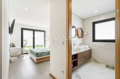 Moradia individual T3+1 térrea em Lago, Amares