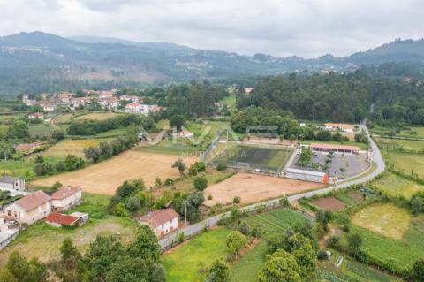 Moradia individual T3 para recuperar em Vilarinho, Vila Verde