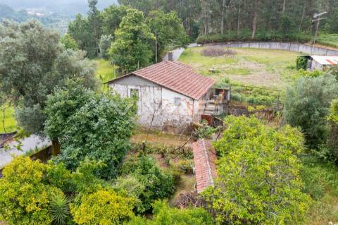 Moradia individual T3 para recuperar em Vilarinho, Vila Verde