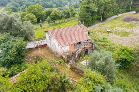 Moradia individual T3 para recuperar em Vilarinho, Vila Verde