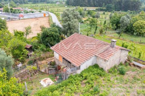 Moradia individual T3 para recuperar em Vilarinho, Vila Verde