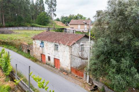 Moradia individual T3 para recuperar em Vilarinho, Vila Verde