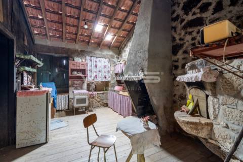 Moradia individual T3 para recuperar em Vilarinho, Vila Verde