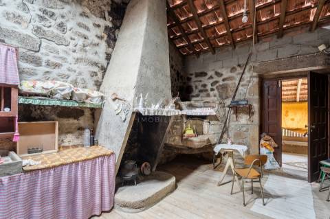 Moradia individual T3 para recuperar em Vilarinho, Vila Verde