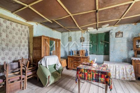 Moradia individual T3 para recuperar em Vilarinho, Vila Verde