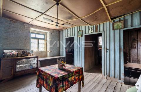 Moradia individual T3 para recuperar em Vilarinho, Vila Verde