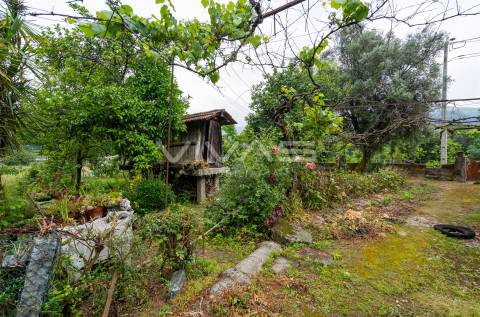 Moradia individual T3 para recuperar em Vilarinho, Vila Verde