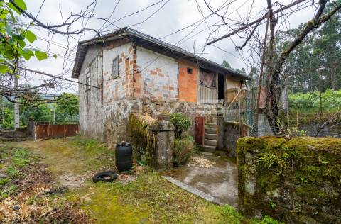 Moradia individual T3 para recuperar em Vilarinho, Vila Verde