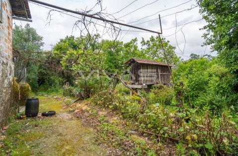 Moradia individual T3 para recuperar em Vilarinho, Vila Verde