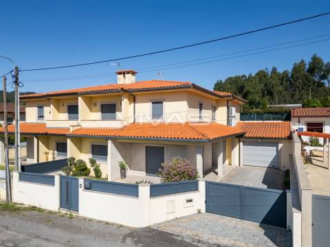Moradia Geminada T4 com piscina, em Vila Verde