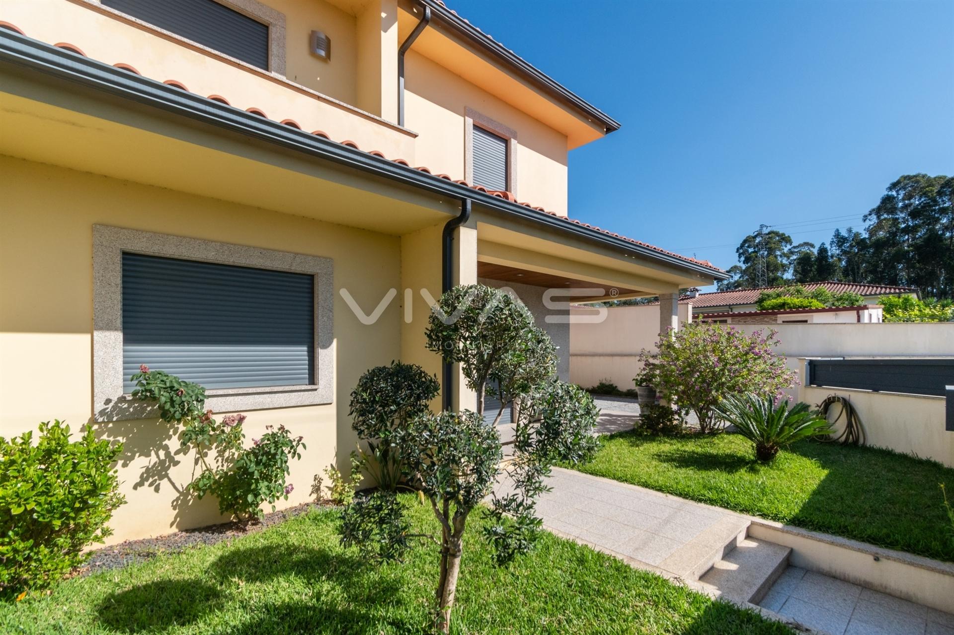 Moradia Geminada T4 com piscina, em Vila Verde