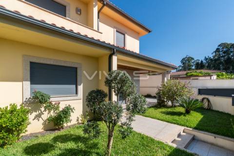 Moradia Geminada T4 com piscina, em Vila Verde