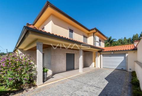 Moradia Geminada T4 com piscina, em Vila Verde