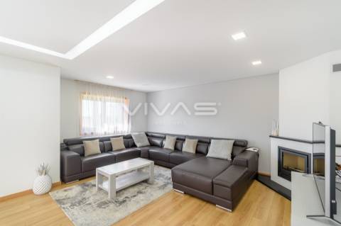 Moradia Geminada T4 com piscina, em Vila Verde