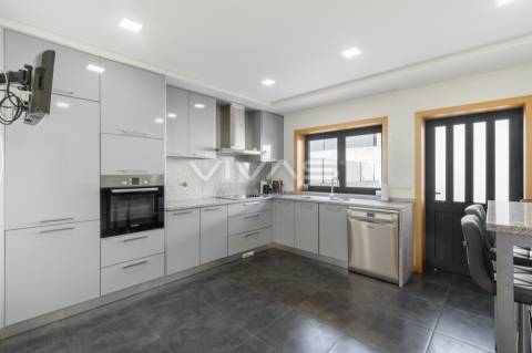 Moradia Geminada T4 com piscina, em Vila Verde
