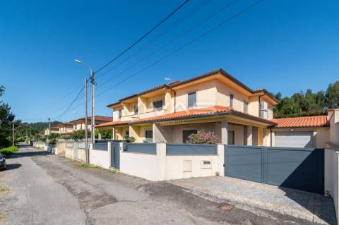 Moradia Geminada T4 com piscina, em Vila Verde