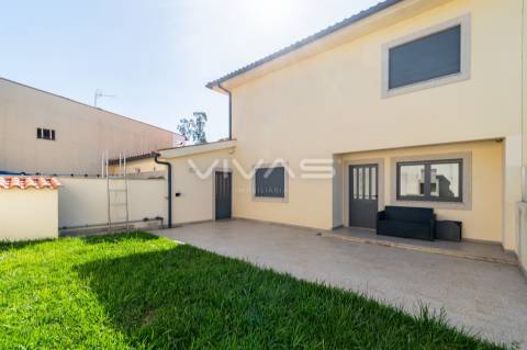 Moradia Geminada T4 com piscina, em Vila Verde