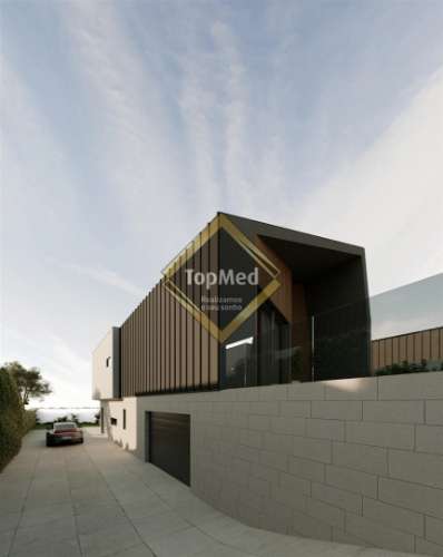 Moradias de luxo à entrada de Santo Tirso desde 480,000€.